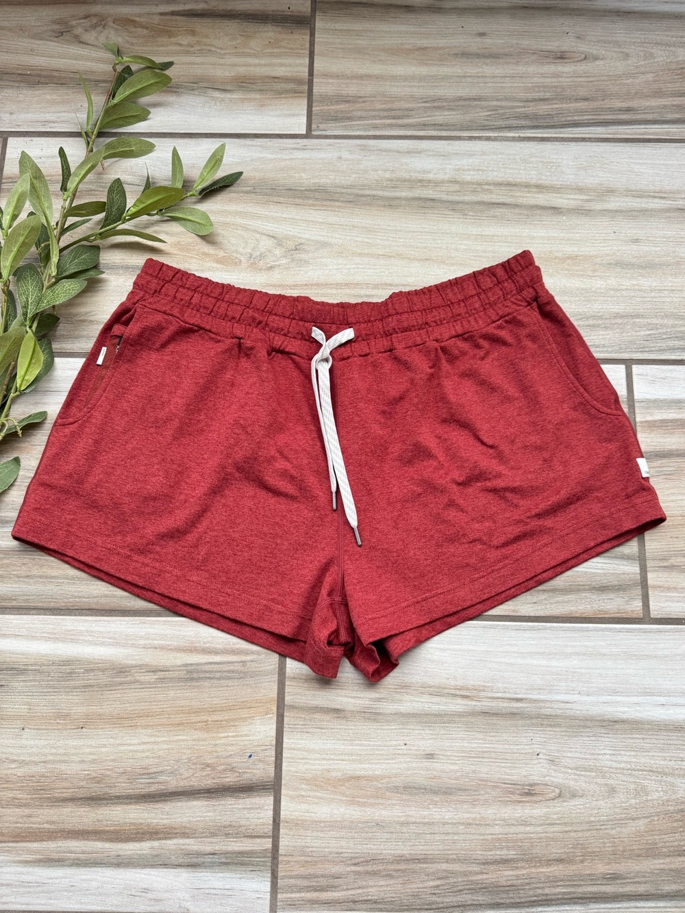 Vuori Halo Performance Shorts Women L Currant Heather DreamKnit Zip Pocket